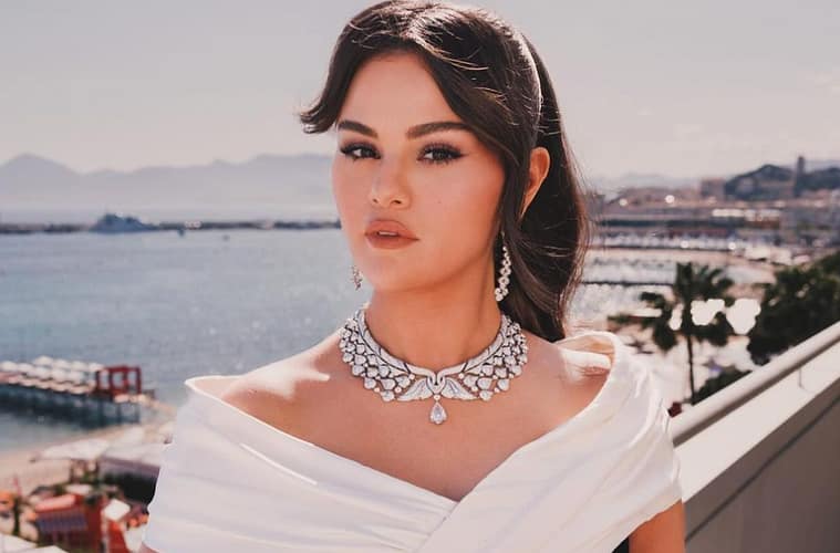 Selena Gomez Surprises A High School Volleyball Team After Seeing A Homemade Sign